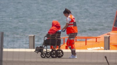 La Salvamar Al Nair rescata a los supervivientes de una neumática el 29 de julio en Lanzarote. Foto: Juan Mateos.