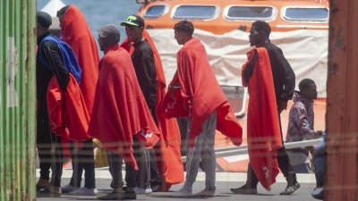 La Salvamar Al Nair rescata a los supervivientes de una neumática el 29 de julio en Lanzarote. Foto: Juan Mateos.