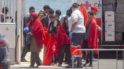 La Salvamar Al Nair rescata a los supervivientes de una neumática el 29 de julio en Lanzarote. Foto: Juan Mateos.