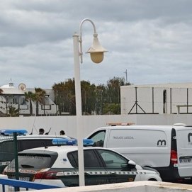 Exterior del domicilio en el que se ha encontrado el cuerpo sin vida de un joven (Foto: La Voz)