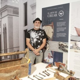 Agustín Jordan con sus creaciones en Arrecife (Foto: Juan Mateos)