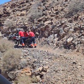 Rescate de un motorista accidentado en Femés