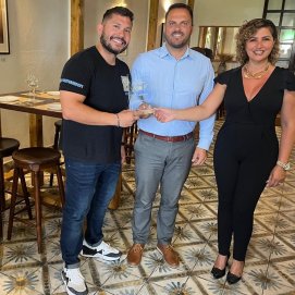 El ayuntamiento entrega al Restaurante El Puerto el premio como ganador del Paseo entre enyesques Ciudad de Arrecife