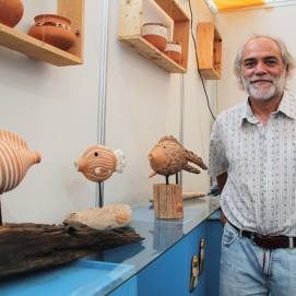 El artista Tino Alemán junto a varias de sus obras
