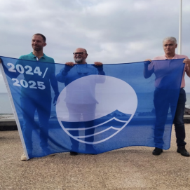 El alcalde, José Juan Cruz, junto a los ediles Nicolás Saavedra y Christopher Notario durante el izado de la bandera