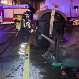 Los bomberos apagando el nuevo incendio en un contenedor de Arrecife