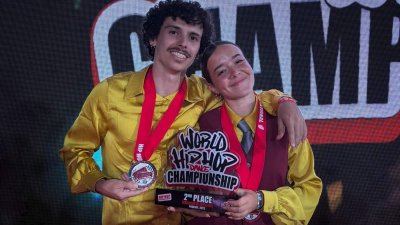 Los lanzaroteños Alejandro Peraza y Julia Hernández tras ganar junto a su equipo en la competición