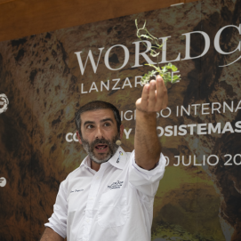 Juan Cazorla muestra una de las hierbas utilizadas en cocina