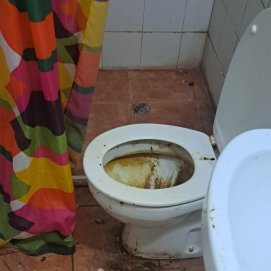 Estado en el que dejó el inquilino el baño de la vivienda en La Santa