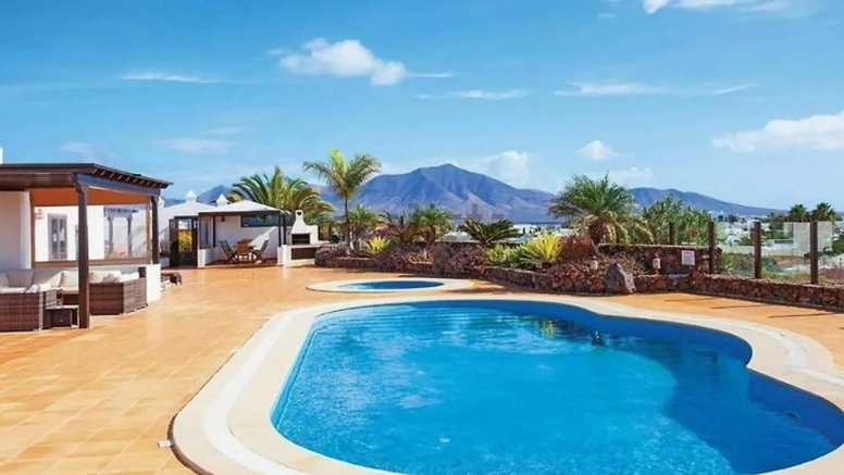 Casa a la venta en Lanzarote por más de un millón de euros en agosto de 2025. Anunciada en Idealista.