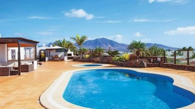 Casa a la venta en Lanzarote por más de un millón de euros en agosto de 2025. Anunciada en Idealista.