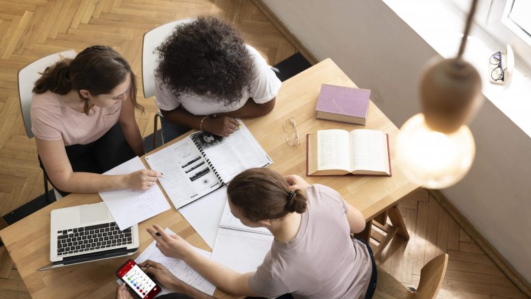 Estudiantes universitarias. Becas.