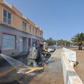 Arden dos contenedores a plena luz del día en Arrecife