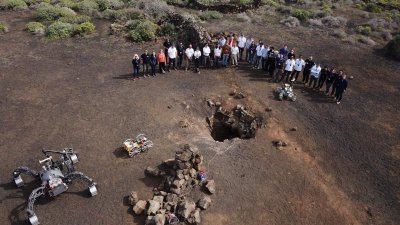 El equipo de investigadores y los robots en Lanzarote. Aeroespacial.