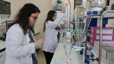 Dos investigadoras en su laboratorio. I+D aplicada