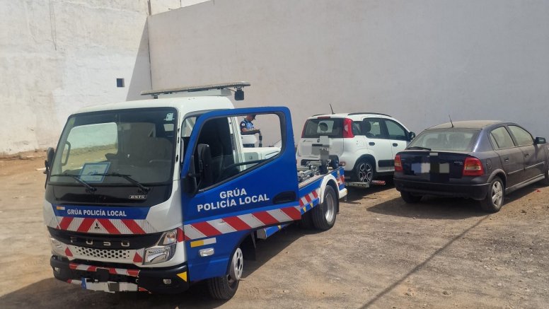 Una grúa recupera un coche robado en Arrecife. Foto: Ayuntamiento de Arrecife.