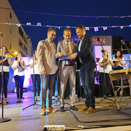 Entrega de un reconocimiento al pregonero Marcelino Suárez