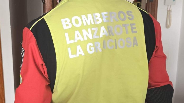 Los bomberos rescatan a un hombre accidentado en su casa de Arrecife