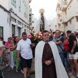 Los vecinos Valterra celebran el Día del Carmen recorriendo las calles del barrio