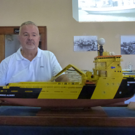 Pablo Antonio Díaz junto a una de sus maquetas