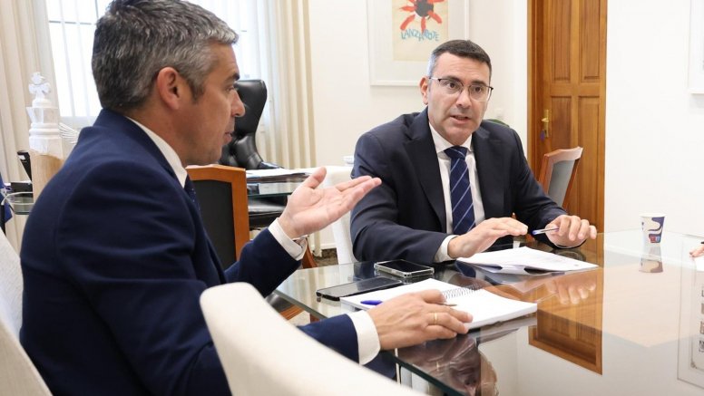 Reunión de Oswaldo Betancort con el consejero de Agricultura, Narvay Quintero
