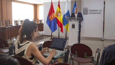 Pedro Sánchez y Fernando Clavijo se reúnen en Lanzarote. Foto: Juan Mateos.