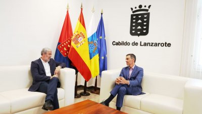 Pedro Sánchez y Fernando Clavijo se reúnen en Lanzarote. Fotos: Juan Mateos y La Voz.
