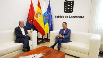 Pedro Sánchez y Fernando Clavijo se reúnen en Lanzarote. Fotos: Juan Mateos y La Voz.