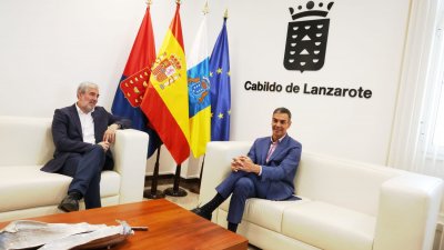Pedro Sánchez y Fernando Clavijo se reúnen en Lanzarote. Fotos: Juan Mateos y La Voz.
