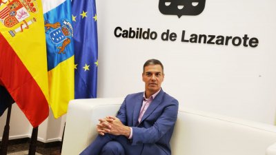 Pedro Sánchez y Fernando Clavijo se reúnen en Lanzarote. Fotos: Juan Mateos y La Voz.
