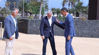 Pedro Sánchez y Fernando Clavijo se reúnen en Lanzarote. Fotos: Juan Mateos y La Voz.