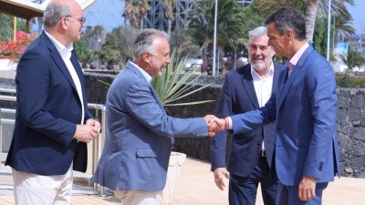 Pedro Sánchez y Fernando Clavijo se reúnen en Lanzarote. Fotos: Juan Mateos y La Voz.