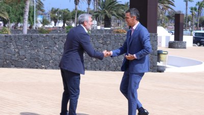Pedro Sánchez y Fernando Clavijo se reúnen en Lanzarote. Fotos: Juan Mateos y La Voz.