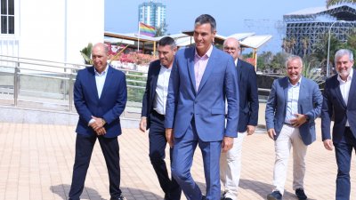 Pedro Sánchez y Fernando Clavijo se reúnen en Lanzarote. Fotos: Juan Mateos y La Voz.