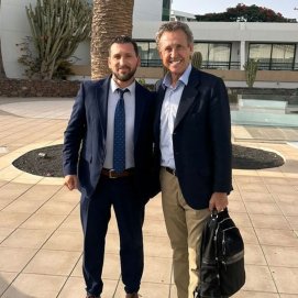 Jorge Valdano junto a Francisco Pisani 