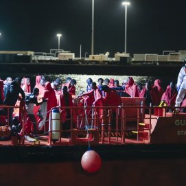 Los ocupantes de una de las pateras interceptadas en aguas cercanas a Lanzarote (Foto: Juan Mateos)