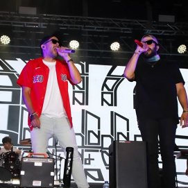 Cali y El Dandee conecta con el público en una noche de éxitos musicales en Playa Blanca