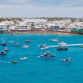 Procesión marítima por la festividad del Carmen en el pueblo de Playa Blanca