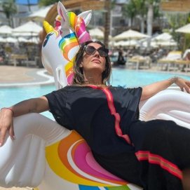 Malú en la piscina del hotel del sur de Lanzarote