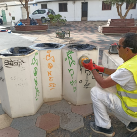 Grafitis pintados en unas papeleras