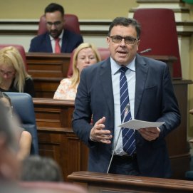 Manuel Miranda en el Pleno Parlamento anunciando la aprobación del plan hidrológico de Lanzarote