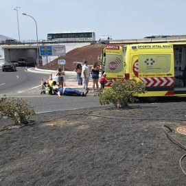Herido un motorista y su acompañante en la rotonda de entrada a Playa Honda (Foto: Dani C.)