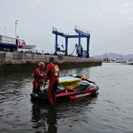 Los bomberos encargándose de interceptar el fardo en Puerto del Carmen
