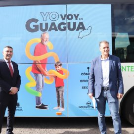 Oswaldo Betancort, junto al consejero de Transportes, Domingo Cejas