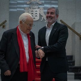 Reunión del Padre Ángel y Fernando Clavijo sobre el drama humanitario en Canarias