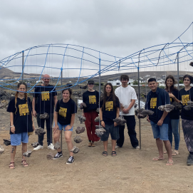 Alumnado y docentes de Bellas Artes con la nueva obra 