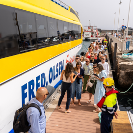 Pasajeros en fila para acceder al Buganvilla Express
