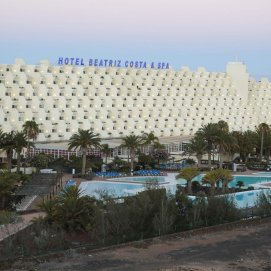 El hotel Beatriz Costa en Costa Teguise. Foto: Juan Mateos.