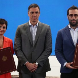 La ministra de Vivienda, el presidente del Gobierno y el ministro de Economía tras la firma. Alquiler.