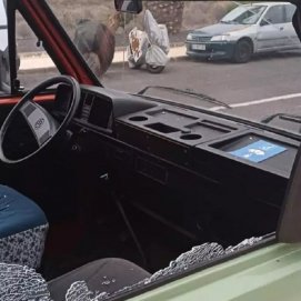 Uno de los coches destrozados por el turista